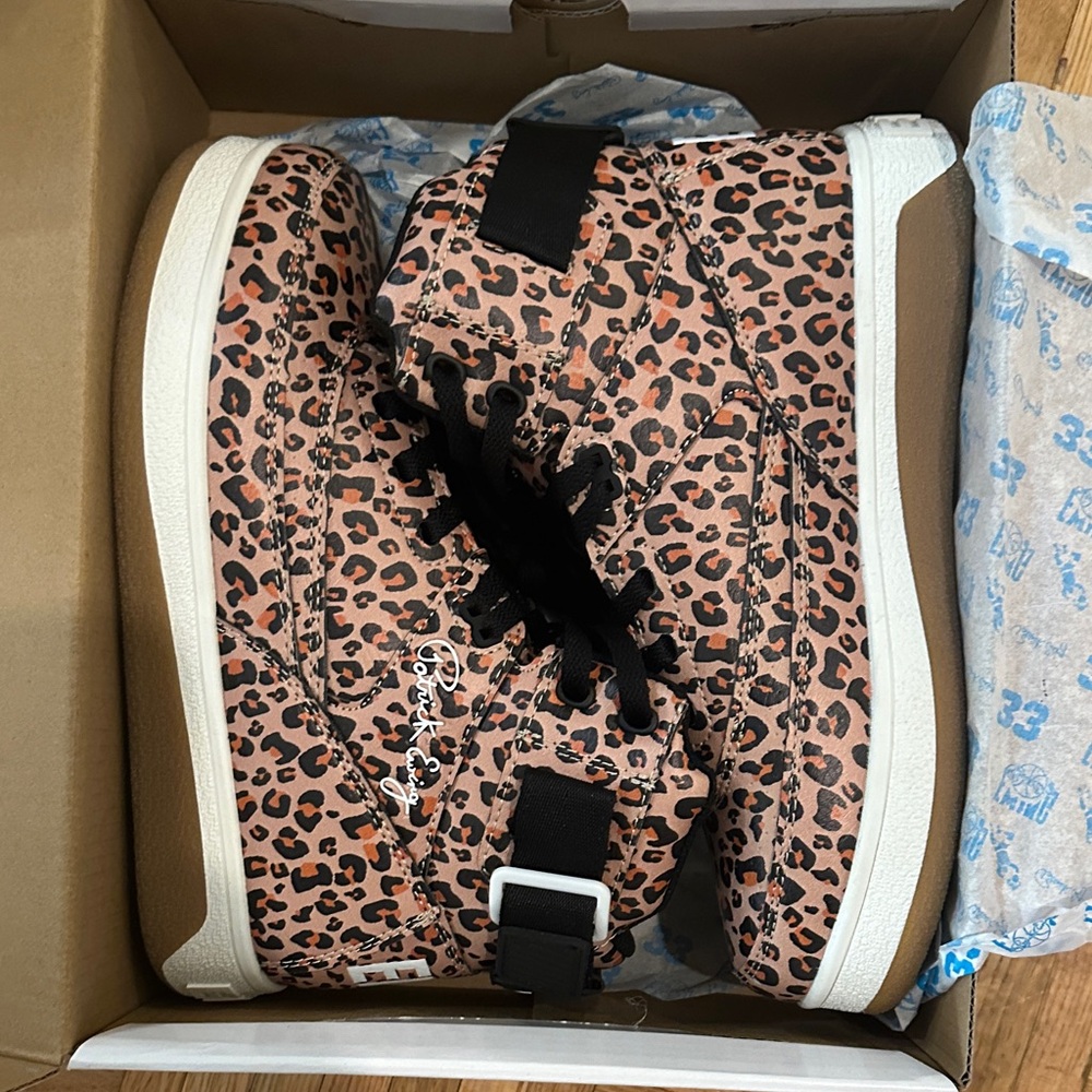 Patrick Ewing leap off print sneakers 33 Orion strap size 7 women’s